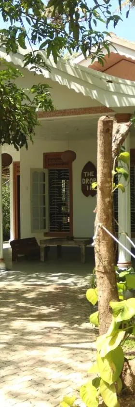 The Drop In Madiha I Double Bedroom with private Bathroom，位于Madihe East的酒店