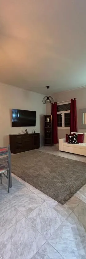 Basement apartments，位于圣巴托洛梅的酒店