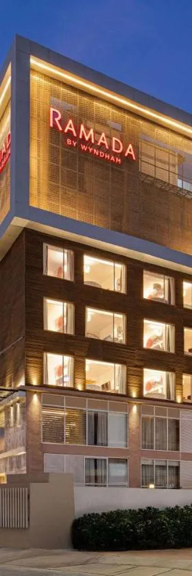 Ramada by Wyndham Gorakhpur Gorakhnath Mandir Road，位于戈勒克布尔的酒店