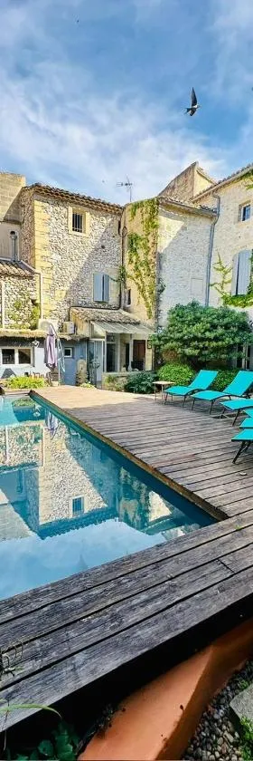 CHAMBRE DANS MAISON DU XVII eme PISCINE BILLARD CHEMINEE，位于Collias的酒店