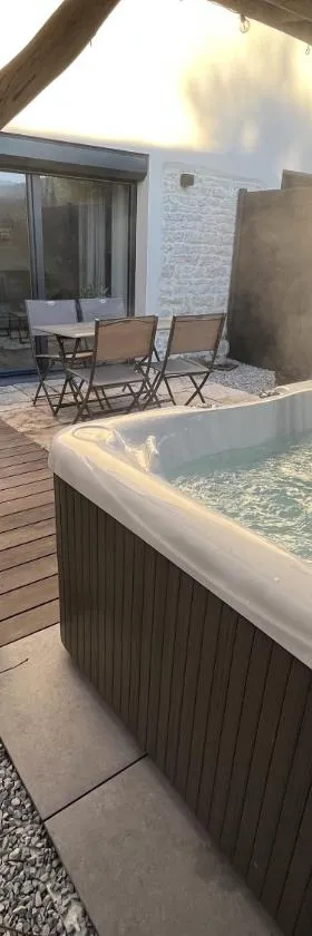 Séjour détente - Appart'hôtel n 1 avec jaccuzi, piscine et petit-déjeuner，位于Chouzelot的酒店
