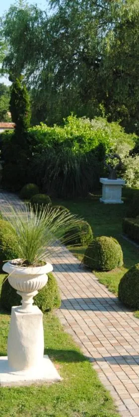 Le Grand Logis - Guest house - Bed and Breakfast，位于Marchais的酒店