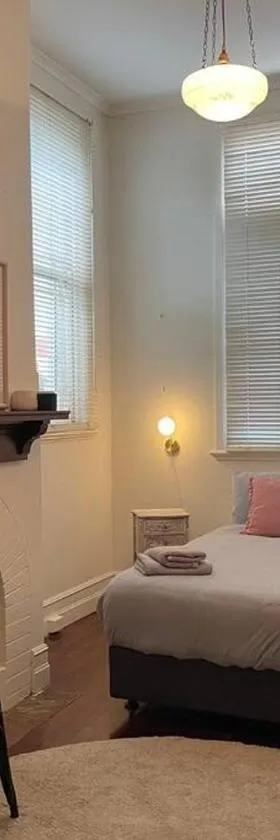 The Merredin Treasury, Art Deco heritage 2 bedroom suite in Merredin CBD，位于Merredin的酒店
