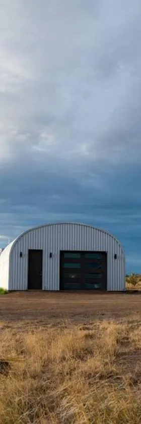 Desert Sky - Modern Oasis on 5 Acres in Marfa，位于马尔法的酒店