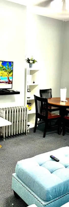 3 Bedrooms Huge Apt in LIC, Very close to MANHATTAN，位于Roosevelt Island的酒店