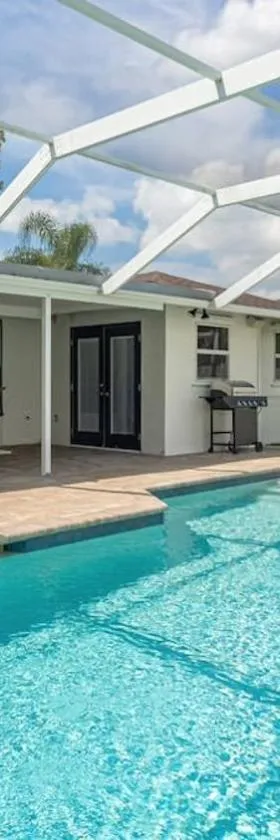 Charming Luxury Heated Pool Home，位于珊瑚角的酒店