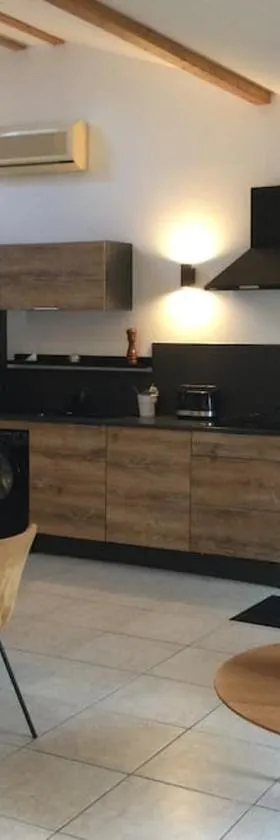 Maisonnette pour 4 pers piscine de mai à sept 2hrs par jour，位于Dagneux的酒店