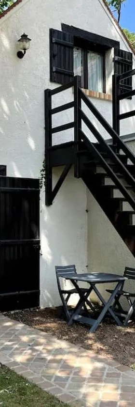 Charmant appartement tout équipé，位于Noisy-sur-École的酒店