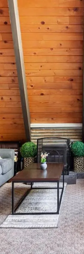 Beautiful A-Frame Mountain Cabin with Hot Tub!，位于Running Springs的酒店