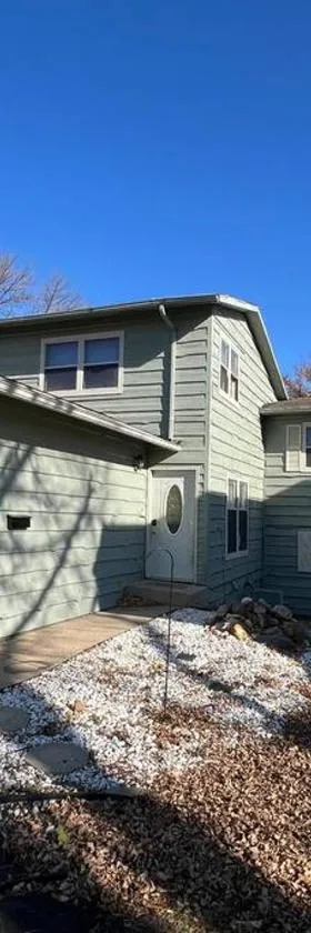 Charming 3-Bedroom Historic Home in the Heart of Sioux Falls - Ideal Location!，位于苏福尔斯的酒店