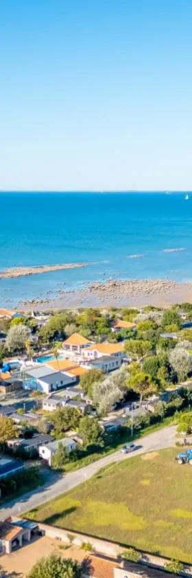 Camping Paradis 4 étoiles A La Corniche La Rochelle Angoulins，位于滨海昂古兰的酒店