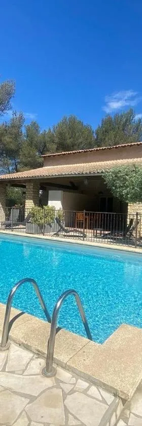 Le Domaine d'Alèzen，位于Grans的酒店