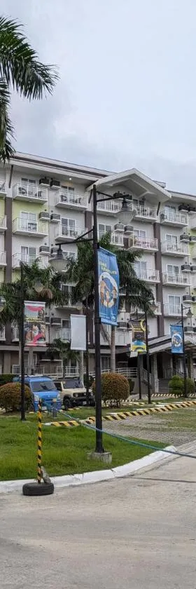 Near Airport, Affordable Coliving Space for Backpackers with Pool, Gym, and More，位于Pusok的酒店