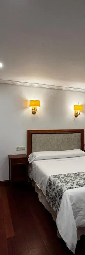 Hotel 103，位于Almadrones的酒店