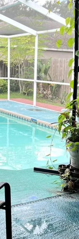 Room in citrus park and carollwood, close to the airport & downtown，位于坦帕的酒店