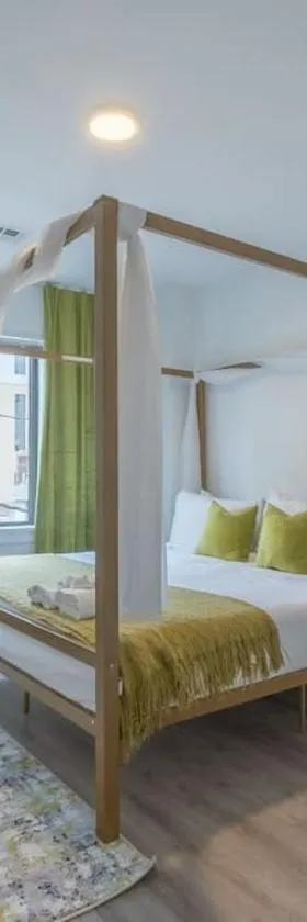 2 bedroom 2 bath Suite, Near American Dream and The Airport, Free Parking, King Bed and 2 Queen Beds, Washer and Dryer，位于Orange的酒店