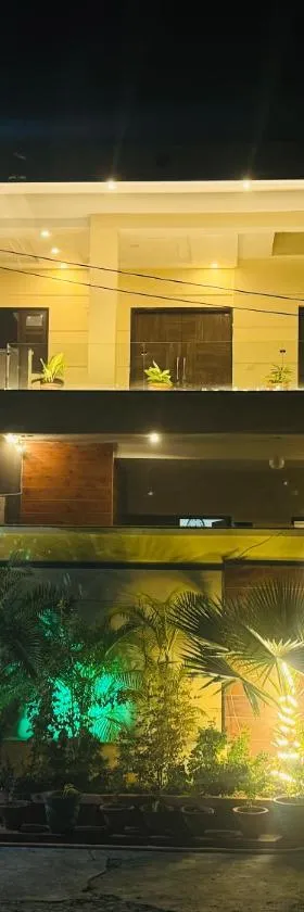 Sandhu Homestay，位于Sri Guru Ram Dass Jee International Airport的酒店