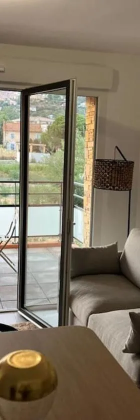 Charmant appartement a Bormes les Mimosas，位于博尔马斯·莱斯·米默萨斯的酒店