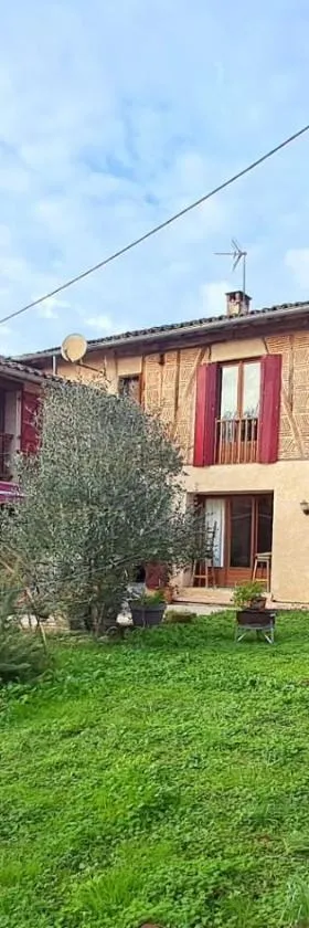 maison campagne jardin，位于Giroussens的酒店