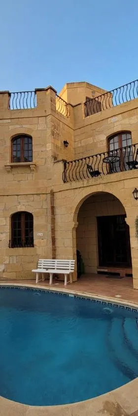 UNDER NEW MANAGEMENT! Sant Antnin Luxurious Farmhouse Villa With Pool Sannat Near Victoria Gozo Family Friends Couples Views Balcony Roof Terrace Romantic Getaway，位于Munxar的酒店