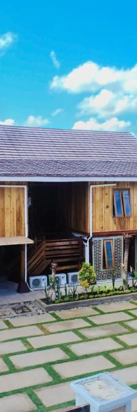 Maluk Surf House，位于Maluk的酒店