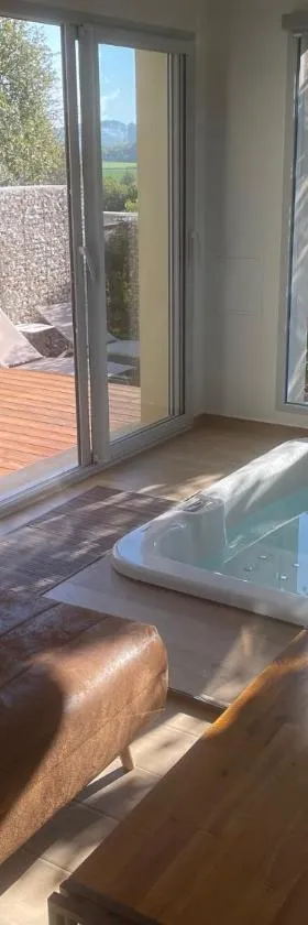 logement avec jacuzzi，位于茹卡的酒店