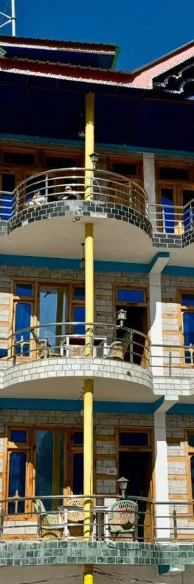 Hotel 19 Tosh，位于Tosh的酒店