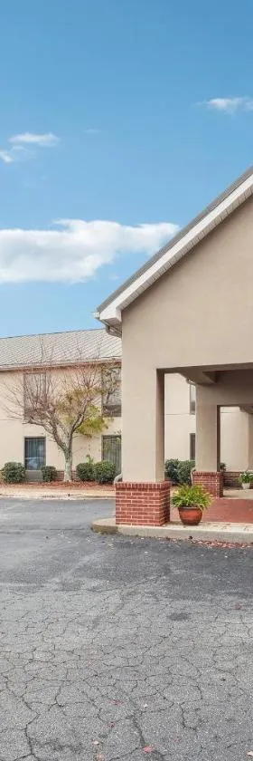 Quality Inn & Suites，位于道森维尔的酒店
