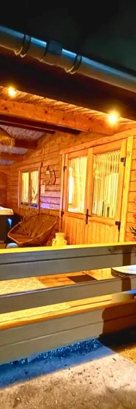 Mediterranean style chalet with jacuzzi and garden near Amsterdam，位于Vijfhuizen的酒店