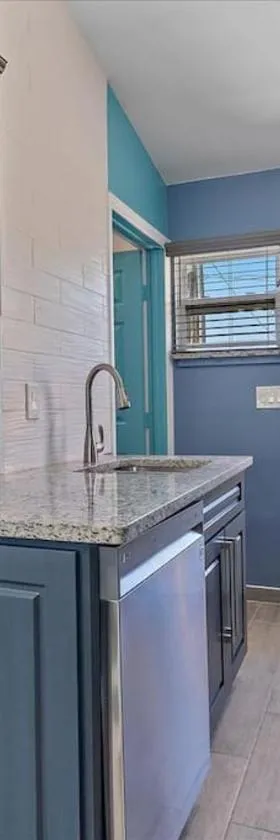 Renovated, Cozy 2 Bedroom，位于恩格尔伍德的酒店