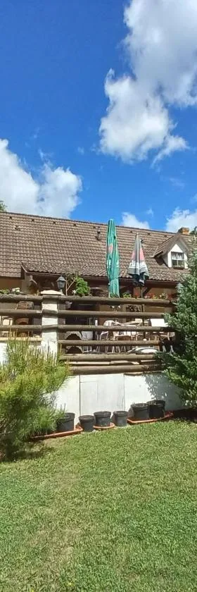 Penzion Hájovna U Dubu，位于卡尔施泰因的酒店