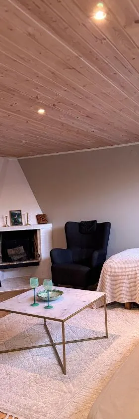 Coosy authentic swedish wooden studio apartment, 25 min to Stockholm city-Own entrance，位于斯德哥尔摩的酒店