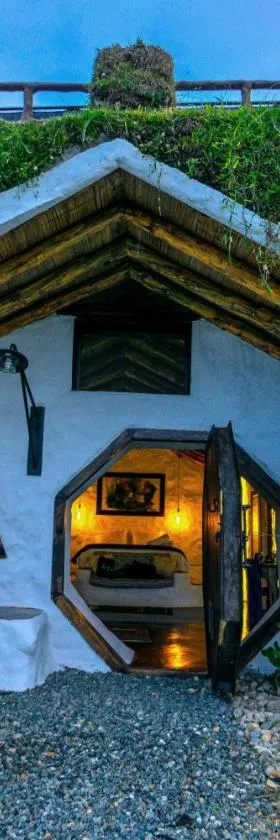 Hobbit Hotel El peñol Guatapé，位于La Pradera的酒店