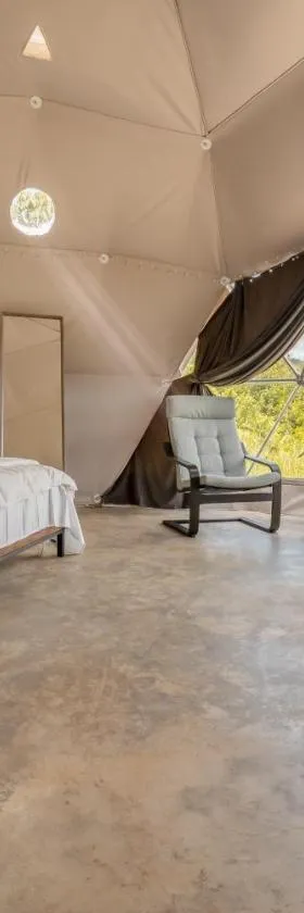Unique Glamping Experience & Romantic Dome with Nature Escape and River，位于Jaguas的酒店