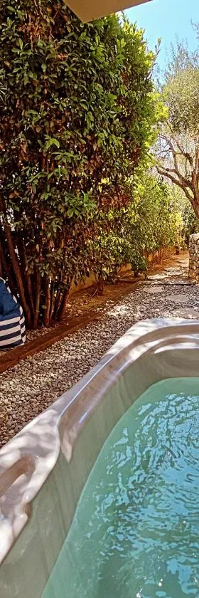 Chambre d'hôte Cigale jacuzzi et jardin privé，位于阿洛的酒店