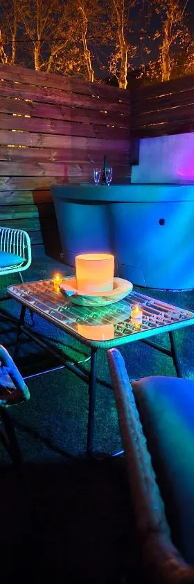Maison Plus Belle La Nuit avec jacuzzi privé，位于阿洛的酒店