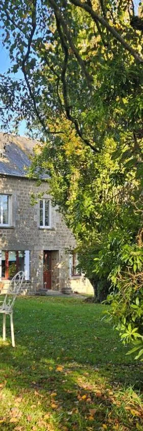 The Lions Den - La Loge Guest House，位于Mantilly的酒店