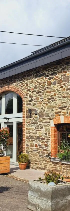 Sous la Charpente，位于拉罗什-阿登的酒店