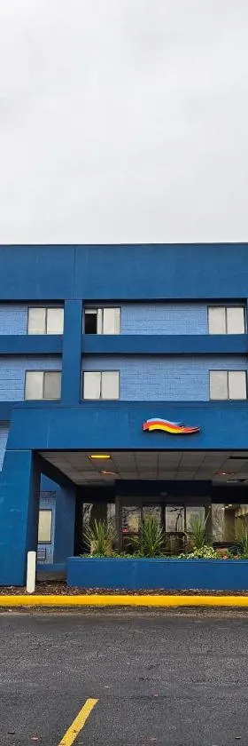 达文波特贝蒙特旅馆套房酒店，位于达文波特的酒店