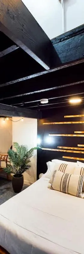 Chi-Town Hideout #B - Near Metra，位于Berwyn的酒店