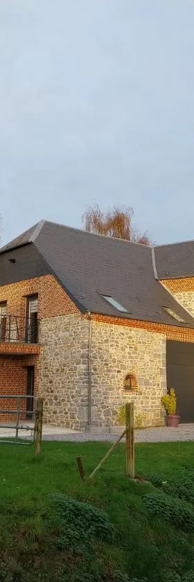 Le murmure du ruisseau - Pièce de vie 60 m2 - Terrasse 30 M2 - 2 WC，位于Sémeries的酒店