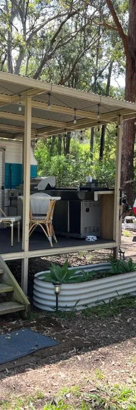 Alice & Elvis, Crescent Head, Retro Caravans with Deck, Bathroom & Outdoor Bath in a Bush Setting near the Beach，位于新月岬的酒店