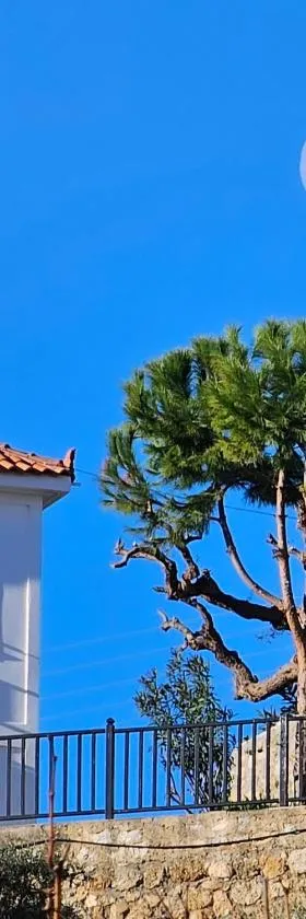 Peloponnese Hideout - White house with the sea view，位于阿克拉塔的酒店