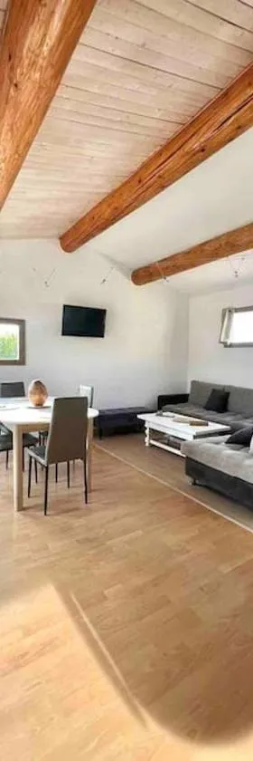 Appartement de 2 à 6 personnes 3 chambres proche Aéroport Marseille Marignane -confortable - et tout équipé，位于罗尼亚克的酒店