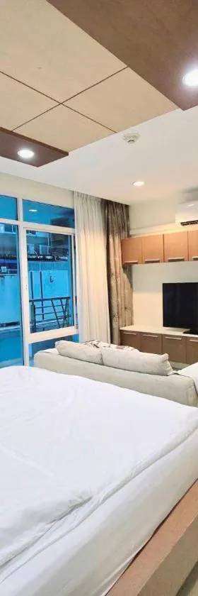 The beach bangsaen condo daily room Poolside，位于班邦森(1)的酒店