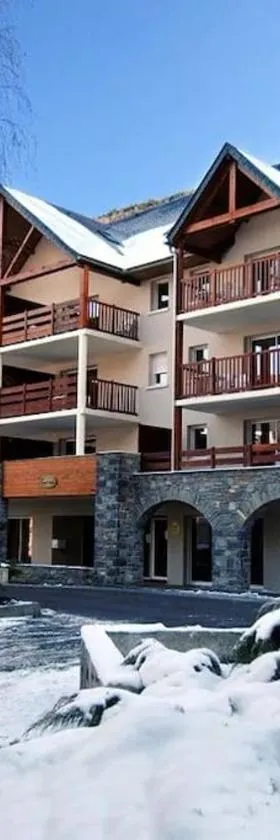 St Lary centre 4 à 6 personnes piscine vue montagne，位于圣拉里苏朗的酒店