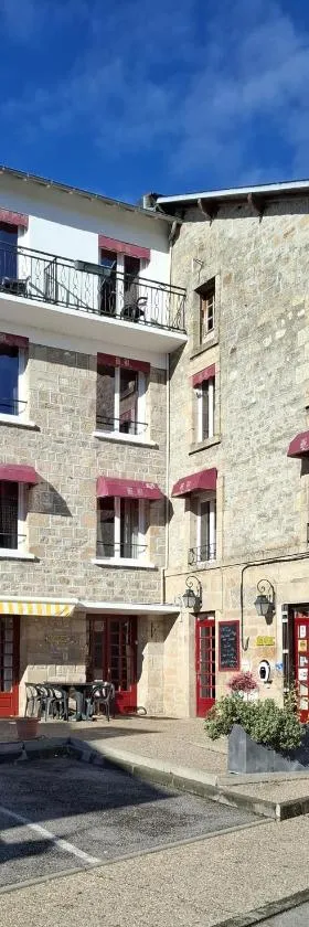 乐贝勒里夫酒店，位于Peyrat-le-Château的酒店