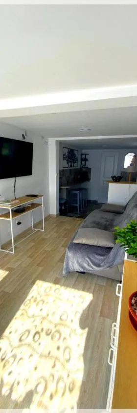 Les Papillons Studio La Foulnerie avec cour autonome 61270 Rai proche 61300 l'Aigle -Sanateflo-，位于Rai-sur-Rîle的酒店