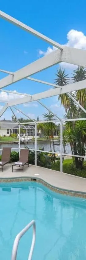 Sunshine Home Retreat Heated Pool on Canal，位于珊瑚角的酒店