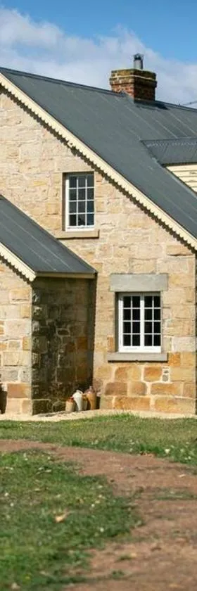 Historic Sandstone Ross Farmhouse，位于罗斯的酒店